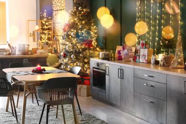 Noel arifesinde güzel dekore edilmiş mutfak.