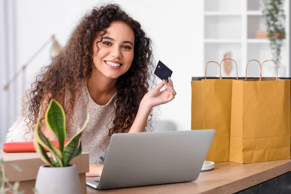 Jonge Afro Amerikaanse Vrouw Met Credit Card Laptop Winkelen Online — Stockfoto