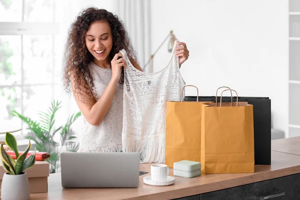 Young African American Woman New Top Home Online Shopping — Stock Photo, Image