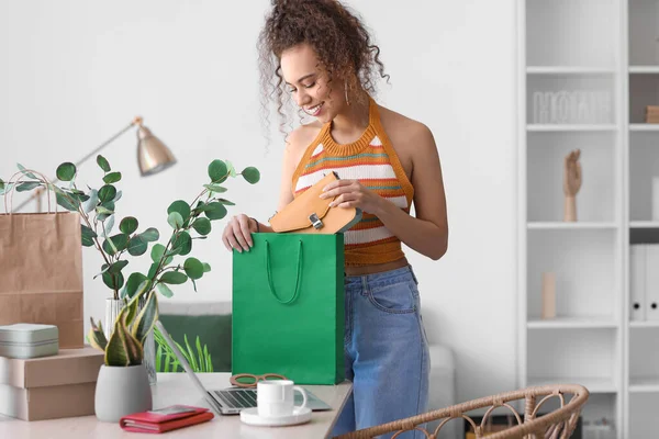 Joven Mujer Afroamericana Tomando Nueva Compra Bolsa Compras Casa — Foto de Stock