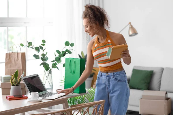 Young African American Woman New Bag Using Laptop Home Online — Stock Photo, Image