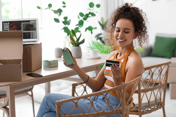 Young African American Woman Credit Card New Bag Home Online — Stock Photo, Image