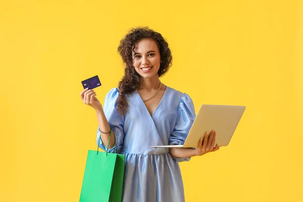 Young African American Woman Credit Card Laptop Shopping Bag Yellow — Stock Photo, Image