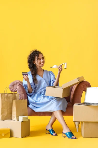 Young African American Woman Credit Card New Shoes Sitting Armchair — Stock Photo, Image