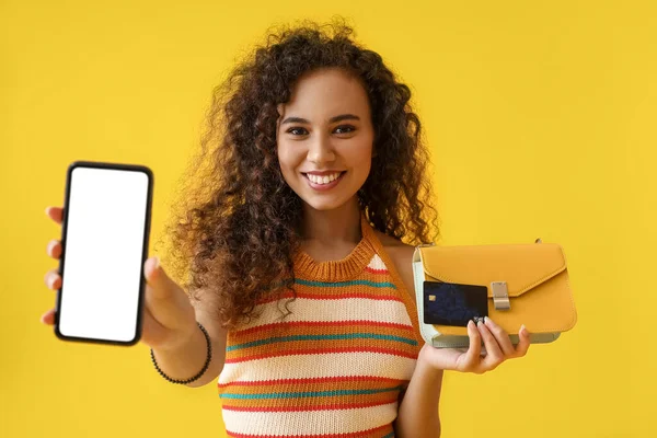 Jonge Afro Amerikaanse Vrouw Met Mobiele Telefoon Creditcard Nieuwe Tas — Stockfoto