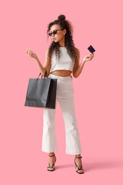 Νεαρή Αφροαμερικανή Γυναίκα Πιστωτική Κάρτα Και Τσάντα Για Ψώνια Ροζ — Φωτογραφία Αρχείου