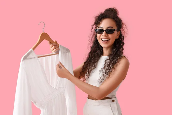 Ung Afro Amerikansk Kvinna Med Vit Klänning Rosa Bakgrund — Stockfoto