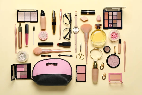 Kosmetisk Väska Med Makeup Produkter Och Tillbehör Beige Bakgrund — Stockfoto