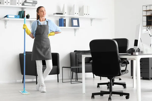 Trabalhadora Serviço Limpeza Com Esfregona Escritório — Fotografia de Stock