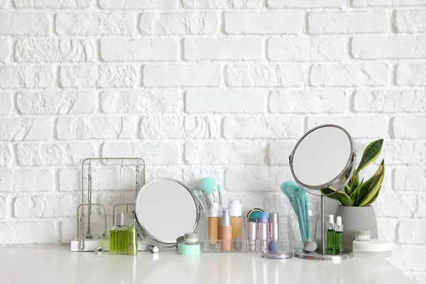 Kosmetiska Produkter Med Smycken Speglar Och Krukväxt Bordet Nära Vit — Stockfoto