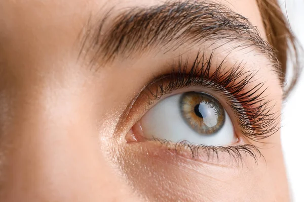 Jonge Vrouw Met Mooie Hazelaar Ogen Witte Achtergrond Close — Stockfoto