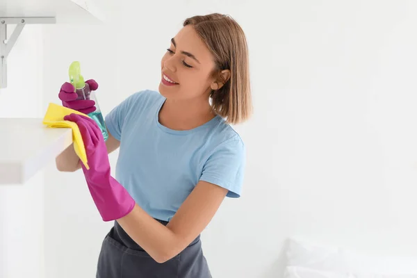 Junge Hausfrau Putzt Regal Mit Lappen Schlafzimmer — Stockfoto