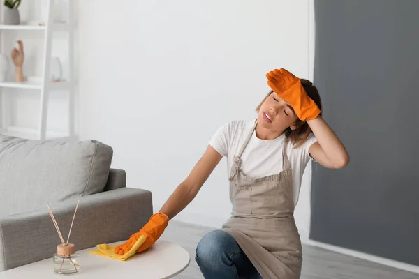 Müde Junge Hausfrau Putzt Tisch Mit Lappen Hause — Stockfoto