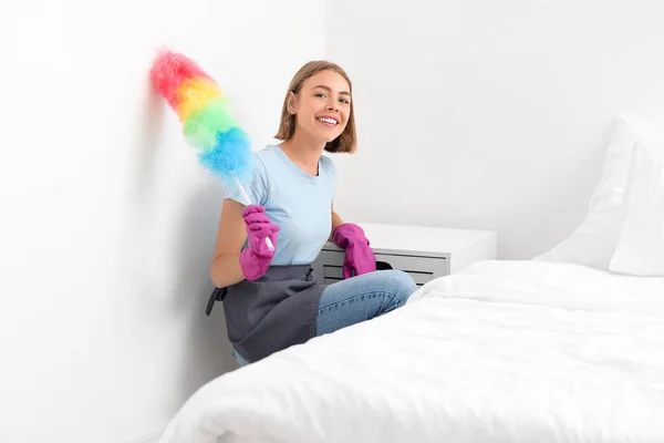 Young Housewife Duster Bedroom — Stock Photo, Image