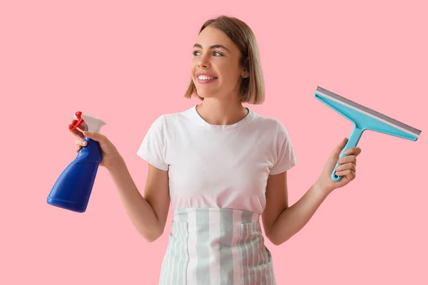 Mooie Vrouw Met Squeegee Fles Wasmiddel Roze Achtergrond — Stockfoto