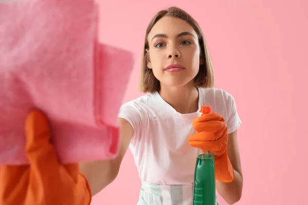 Mujer Bonita Con Trapo Botella Detergente Sobre Fondo Rosa Primer —  Fotos de Stock