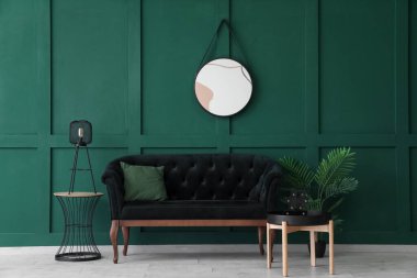 Ayna, kanepe ve lambalı şık bir oda.