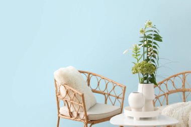 Şık oturma odasındaki masada güzel ikebana vazoları.