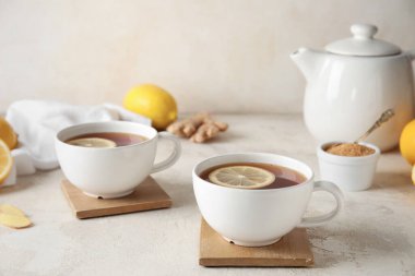 Beyaz arka planda siyah çay ve limon bardakları, yakın plan