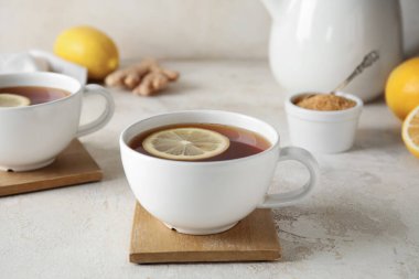 Beyaz arka planda siyah çay ve limon bardakları, yakın plan