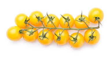 Beyaz arka planda olgun sarı domatesler