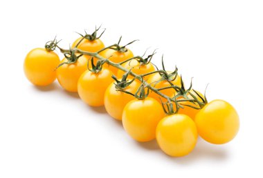 Beyaz arka planda olgun sarı domatesler