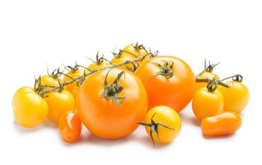 Beyaz arka planda bir yığın taze sarı domates.