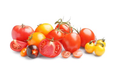 Beyaz arka planda bir yığın farklı domates.