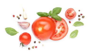 Beyaz arka planda taze domates ve baharat kompozisyonu