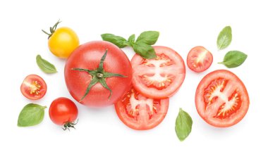 Taze domatesli kompozisyon ve beyaz arka planda fesleğen.