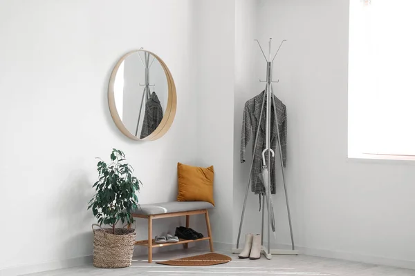 Interior Dari Aula Bergaya Dengan Cermin Bulat Bangku Dan Rak — Stok Foto