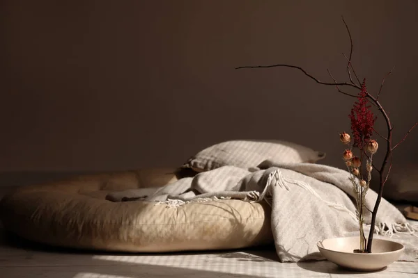 Tigela Com Ikebana Bonita Travesseiros Xadrez Chão Quarto Escuro — Fotografia de Stock