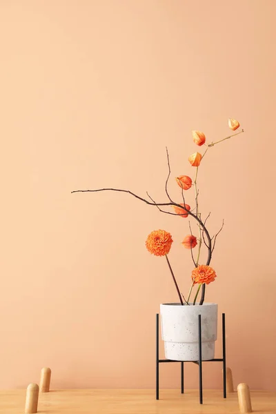 Γλάστρα Όμορφο Ikebana Στο Ράφι Κοντά Μπεζ Τοίχο — Φωτογραφία Αρχείου