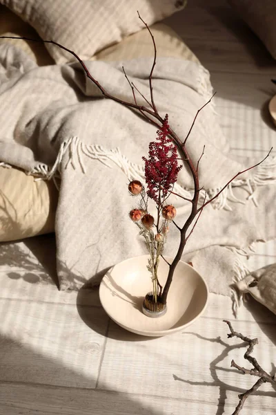 Odada Yerde Güzel Ikebana Olan Bir Kase — Stok fotoğraf
