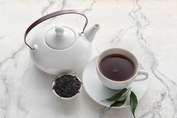 Tasse Heißer Schwarzer Tee Getrocknete Blätter Und Teekanne Auf Hellem — Stockfoto