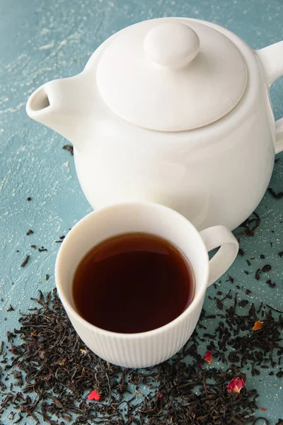 Чашка Черного Чая Чайник Сушеные Листья Цветном Фоне Крупным Планом — стоковое фото