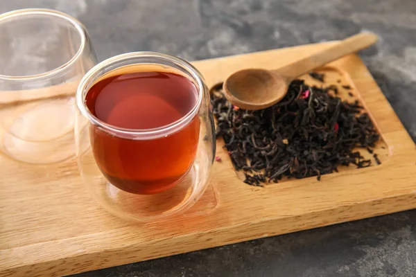 Koyu arka planda bir fincan siyah çay olan ahşap tahta, yakın plan.