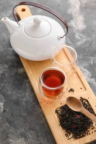 Wooden Board Cup Black Tea Teapot Dried Leaves Dark Background — Stock Photo, Image