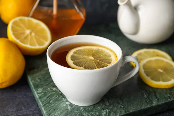 Plateau Avec Tasse Thé Noir Citron Sur Fond Sombre Gros — Photo