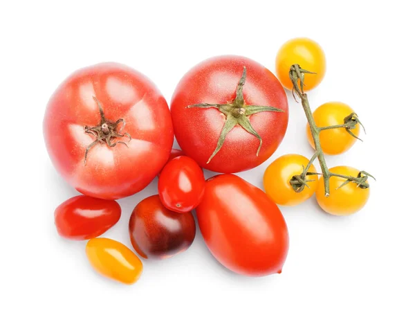 Stos Świeżych Różnych Pomidorów Białym Tle — Zdjęcie stockowe