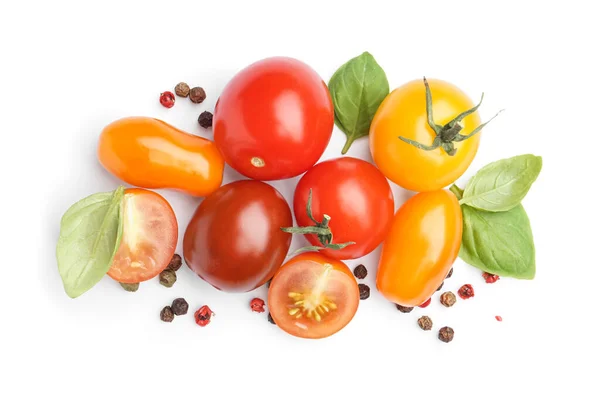 Haufen Frischer Tomaten Mit Gewürzen Auf Weißem Hintergrund — Stockfoto