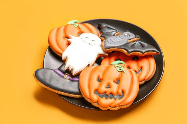 Piatto Con Gustosi Biscotti Halloween Sfondo Arancione — Foto Stock