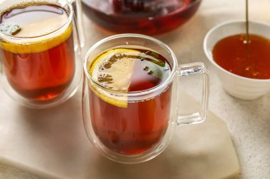 Siyah çay ve limonlu tahta beyaz masada, yakın plan.