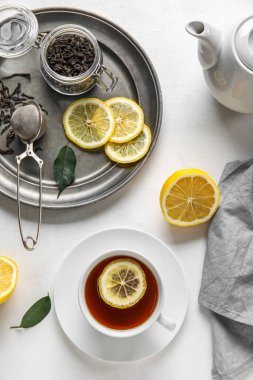 Limonlu beyaz arka planda siyah çay fincan