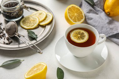 Beyaz masadaki limonlu siyah çay, yakın plan.