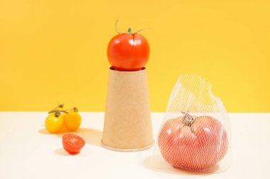 Masada taze domatesli kompozisyon