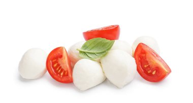 Beyaz arka planda izole edilmiş lezzetli mozarella peyniri ve domatesler.