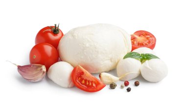 Beyaz arka planda lezzetli mozzarella peyniri, domates ve baharatlar.