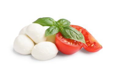 Beyaz arka planda lezzetli mozzarella peyniri, fesleğen ve domates.