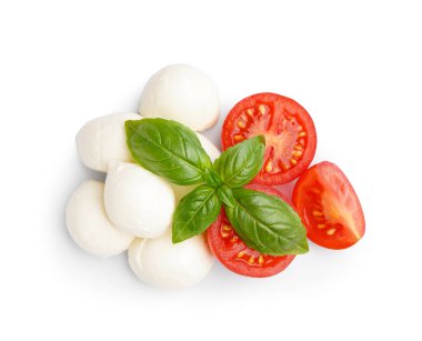 Beyaz arka planda lezzetli mozzarella peyniri, fesleğen ve domates.